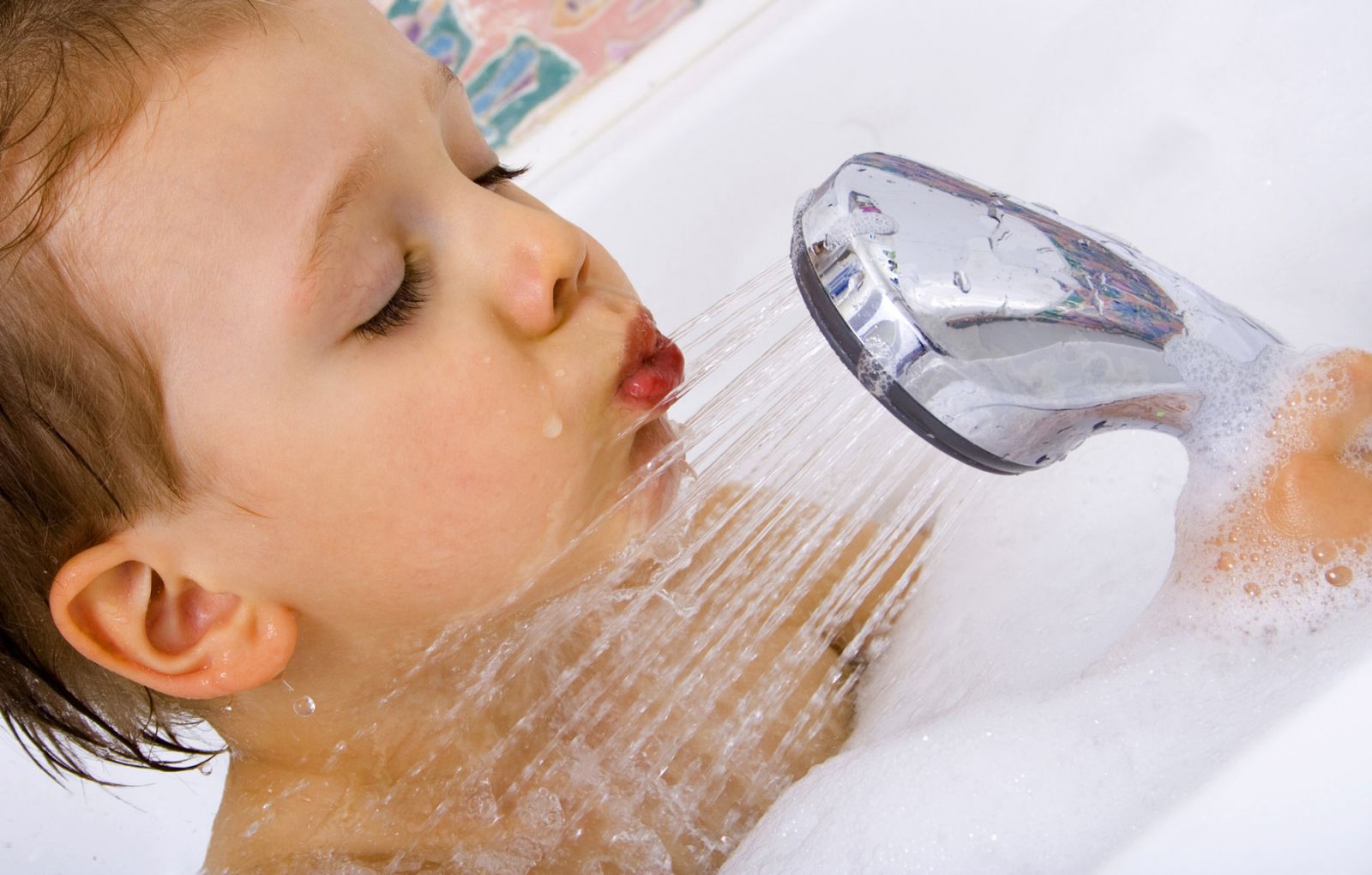 Включи теплую воду. Закаливание водой детей. Водные процедуры. Дети обливаются водой. Обливание водой дети.